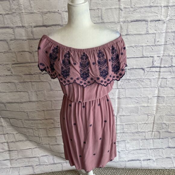 Love Tree Dresses & Skirts - Love Tree Women’s Off The Shoulder Casual Embroidered Girly Mini Dress Size M
